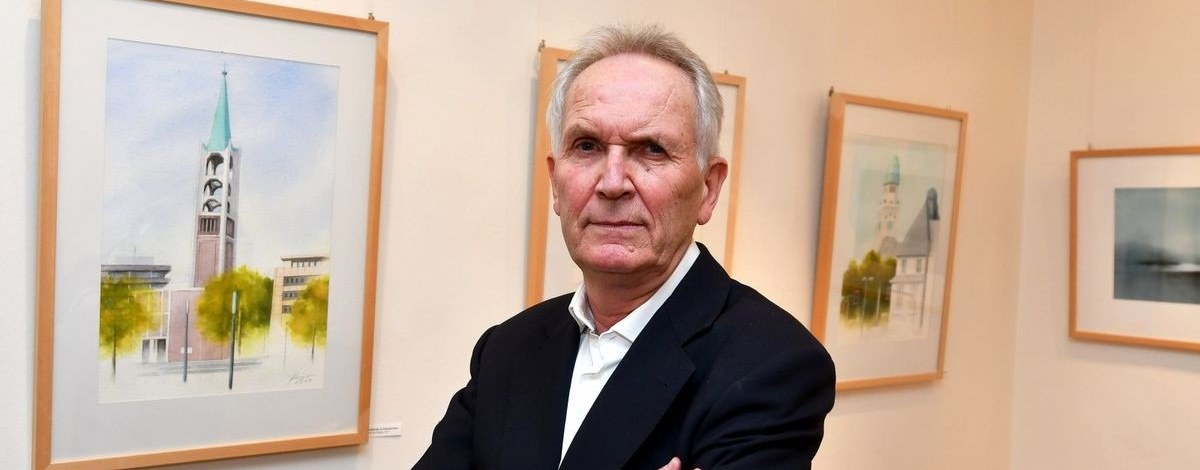 Johann Hinger in seiner Ausstellung, umgeben von Arbeiten aus der Emscherregion.